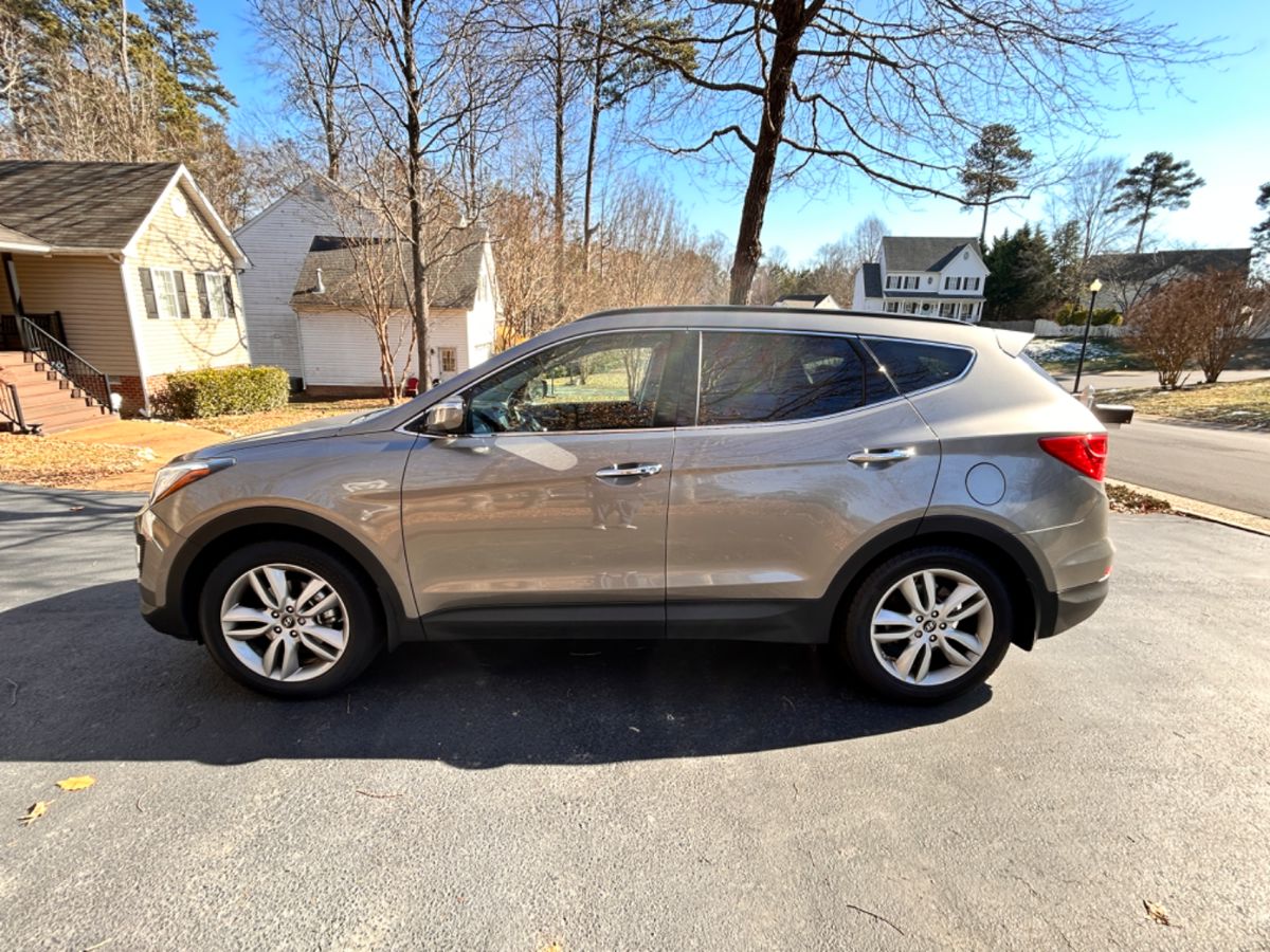 Hyundai SantaFe Sport car