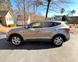 Hyundai SantaFe Sport car