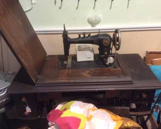 Vintage Antique SEWING MACHINE & TABLE