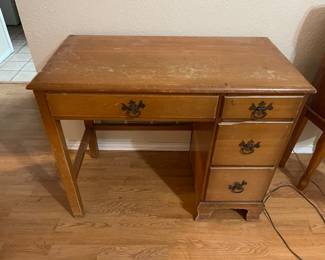How cute would this little dresser/desk be if it was Chalk painted!!