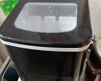 Table top electric ice maker