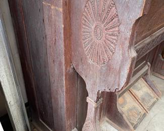 Side details on the organ