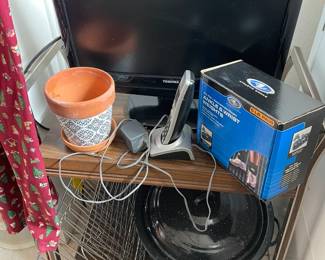 Vintage metal cart, needs lower shelf repair! small flat screen TV