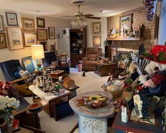 A look at the living room. Here you will find several pieces of Vintage RANCH OAK Furniture.