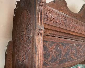 Side details on the organ