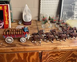 VTG  Cast iron Clydesdale beer wagon 