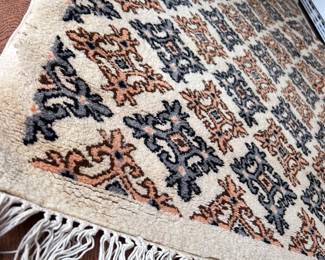 Stunning hand knotted area rug..colors amazing