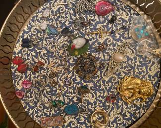 BROOCHES, CHARMS & EARRINGS 