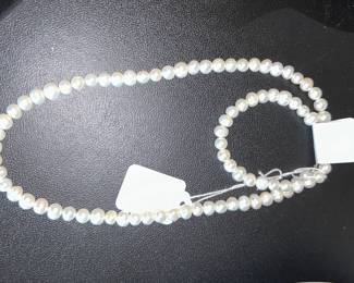Beautiful pearl necklace, matching bracelet