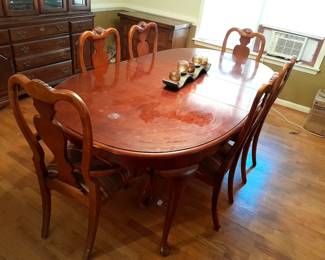 $125.00 Seating for 6. Beautiful Dining room table with chairs. 