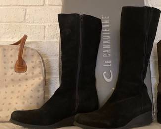 Looks like these were never worn, size 9 and fabulous.