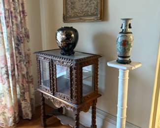curio case -onyx stand