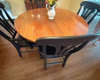 Beautiful Dining Set with 6 chairs and leaf