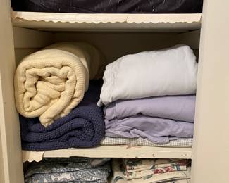 Linens: Queen sheets and blankets