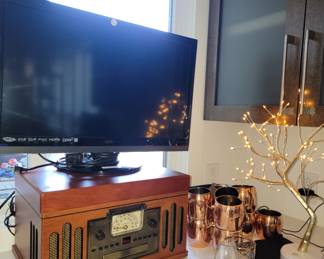 TV/Monitor Screen, Retro look stereo and copper bar mugs
