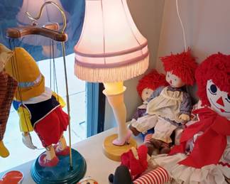 raggedy Annes and a leg lamp  
