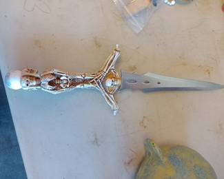 big ole skull handled fixed blade 