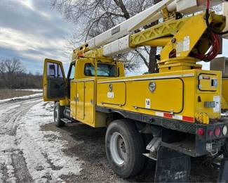 2005 International 7400&nbsp; &nbsp; &nbsp;dt466 with 7 speed Spicer transmission 60ft boom 4x4