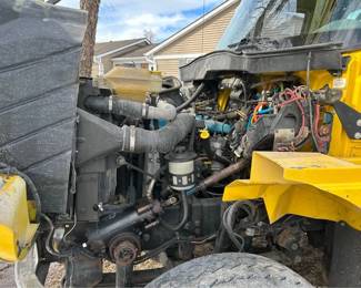 2005 International 7400&nbsp; &nbsp; &nbsp;dt466 with 7 speed Spicer transmission 60ft boom 4x4