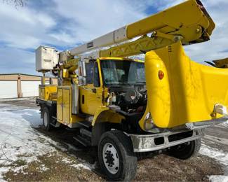 2005 International 7400&nbsp; &nbsp; &nbsp;dt466 with 7 speed Spicer transmission 60ft boom 4x4