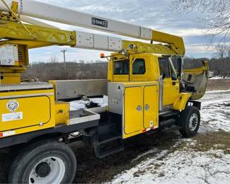 2005 International 7400&nbsp; &nbsp; &nbsp;dt466 with 7 speed Spicer transmission 60ft boom 4x4
