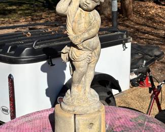Large cherub water fountain statue in great condition 