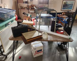 That hairpin leg Mid Century Modern kitchen table is a real beauty