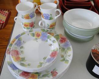 Another great photo of this very rare, and scarce Corelle set