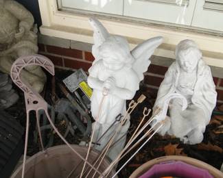 Even more yard art, and pots with the hangers too
