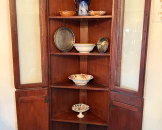 Corner cabinet