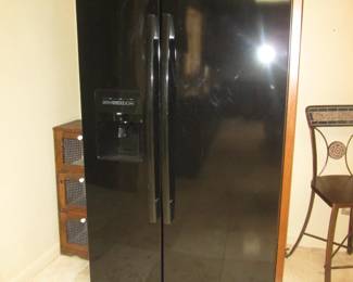 Amana, Black Side By Side Refrigerator