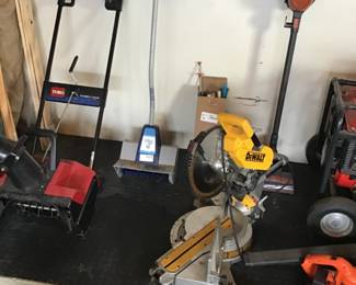 Dewalt compound miter saw. Looks new 