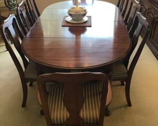 Stunning Thomasville table with 2 leaves and 8 chairs 