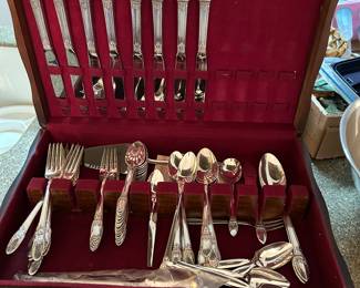ROGERS SILVER PLATE FLATWARE. 