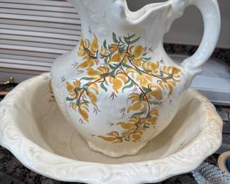 CASH FAMILY BOWL & PITCHER SET
