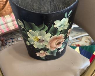 TOLE CACHE POT