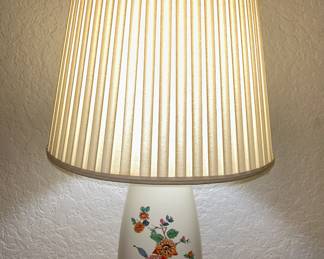 Floral porcelain table lamp