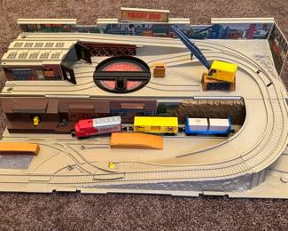 Vintage 1980s Hot Wheels Sto & Go Railroad Freight Yard Rail Car Train Set