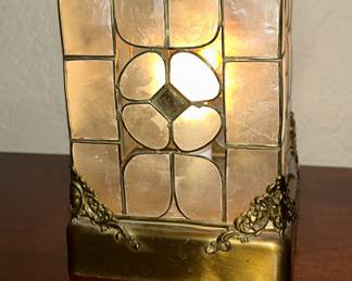 Adorable vintage capris shell small table lamp