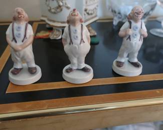 there  clown  figures