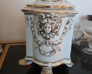 Capodimonte  lidded  box
