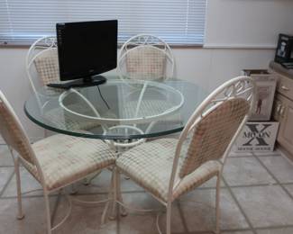 glass  top  kitchen  table  with  4  chairs,  small  t   v