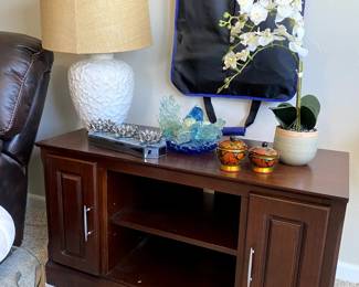 tv stand, lamp, decor