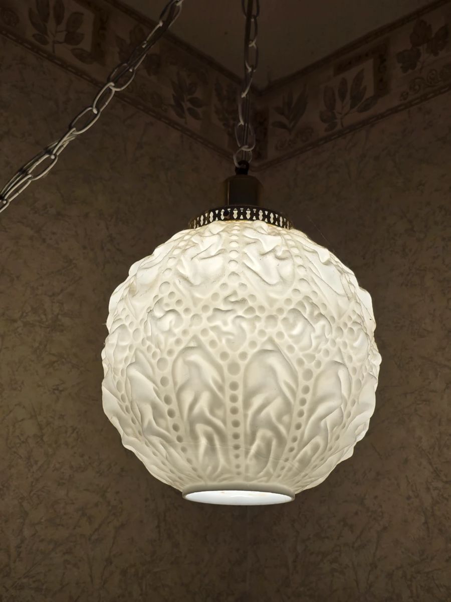 When you squint your eyes, what do you see?  I just want to know if you are seeing what I'm seeing.  The design, smarty pants!  I know it's a lamp! Sheesh.