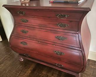 Hooker Bombe Chest