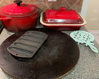 Cast Iron Stewing Pot, Le Creuset Casserole Dish, Cast Iron Corn Bread Baking Dish, Stoneware Pizza Baking Dish