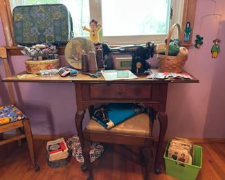 Antique Singer Sewing Machine & Cabinet