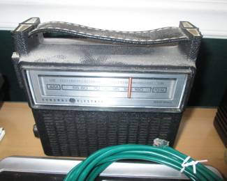 Vintage Portable G.E. AM/FM Radio