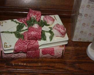 Pink/white ceramic jewelry box w/pink roses 