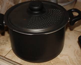 Aluminum pot w/screw on draining  lid